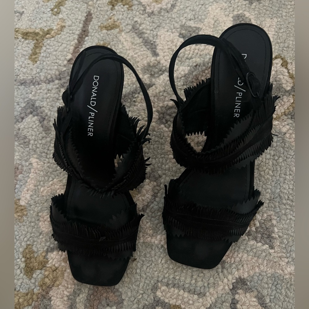 Donald Pliner Ruffled Heel - Picture 3 of 5
